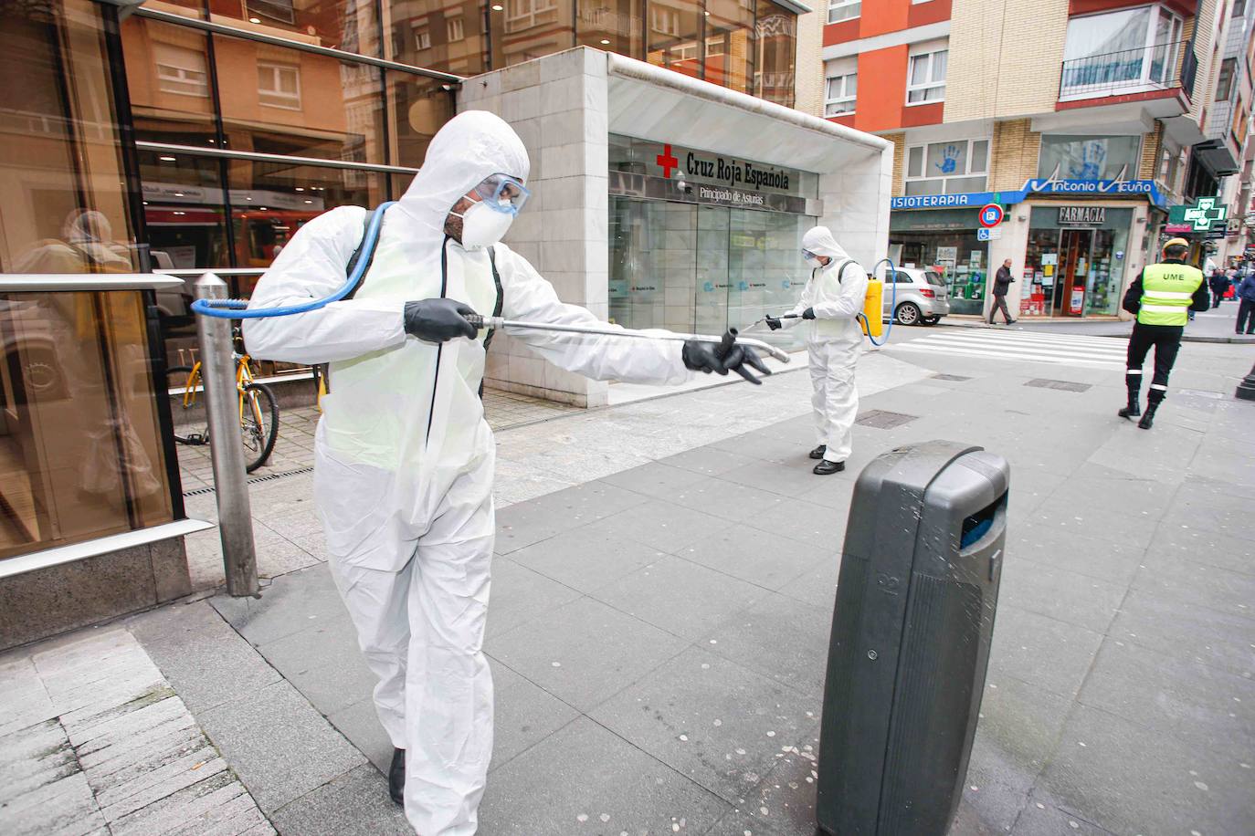 La Unidad Militar de Emergencias (UME) estuvo durante la mañana de este miércoles en el el Hospital de Cabueñes, el Hospital de Begoña y en el Sanatario Covadonga para desinfectar los entornos de los centros médicos con el objetivo de frenar la expansión del virus.