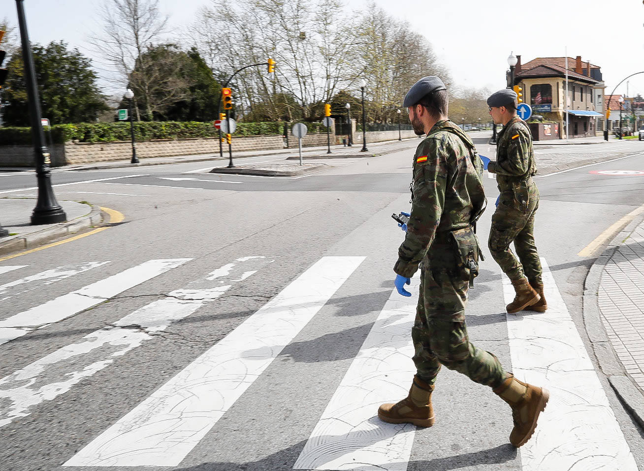 La Unidad Militar de Emergencias (UME) estuvo durante la mañana de este miércoles en el el Hospital de Cabueñes, el Hospital de Begoña y en el Sanatario Covadonga para desinfectar los entornos de los centros médicos con el objetivo de frenar la expansión del virus.