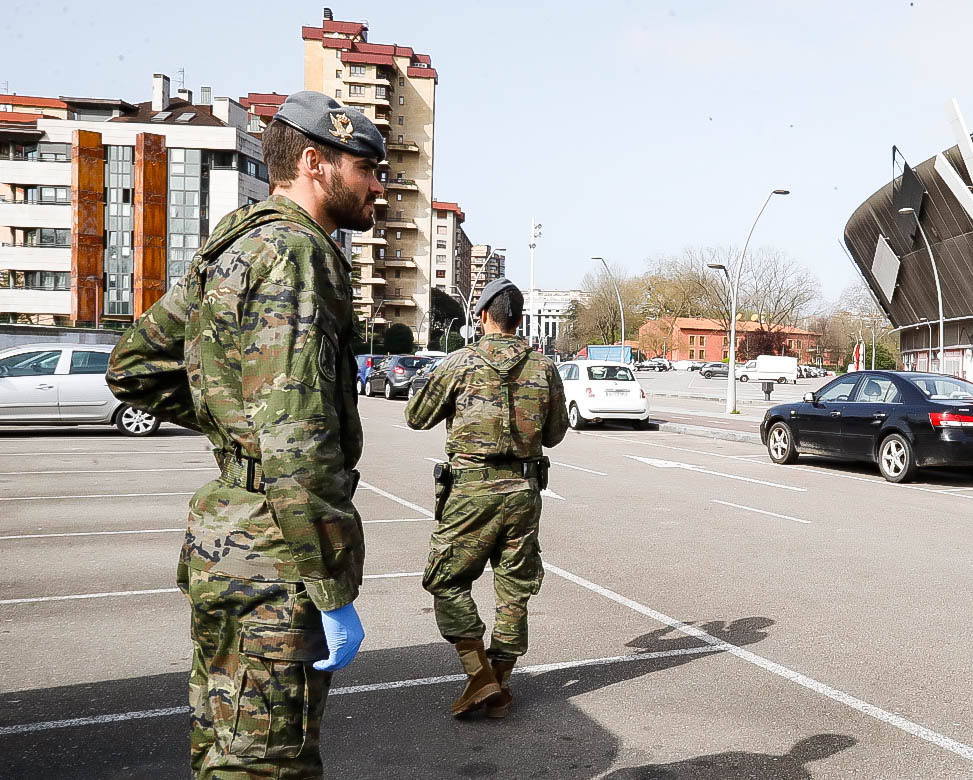 La Unidad Militar de Emergencias (UME) estuvo durante la mañana de este miércoles en el el Hospital de Cabueñes, el Hospital de Begoña y en el Sanatario Covadonga para desinfectar los entornos de los centros médicos con el objetivo de frenar la expansión del virus.