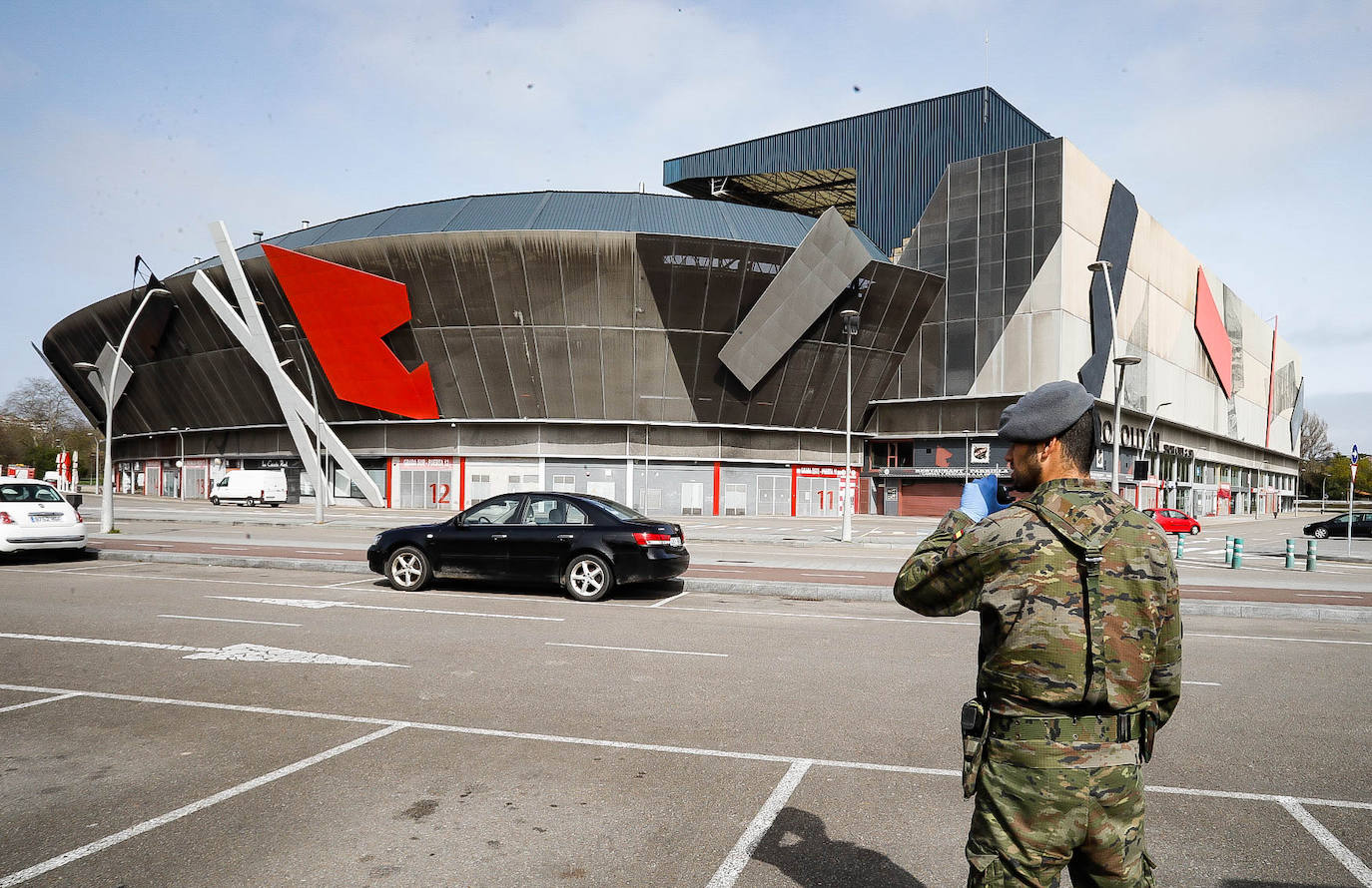 La Unidad Militar de Emergencias (UME) estuvo durante la mañana de este miércoles en el el Hospital de Cabueñes, el Hospital de Begoña y en el Sanatario Covadonga para desinfectar los entornos de los centros médicos con el objetivo de frenar la expansión del virus.