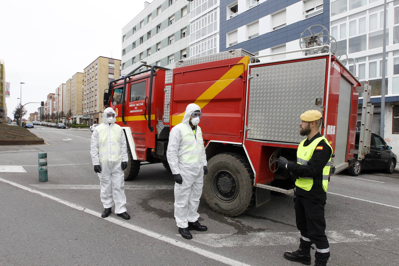 La Unidad Militar de Emergencias (UME) estuvo durante la mañana de este miércoles en el el Hospital de Cabueñes, el Hospital de Begoña y en el Sanatario Covadonga para desinfectar los entornos de los centros médicos con el objetivo de frenar la expansión del virus.