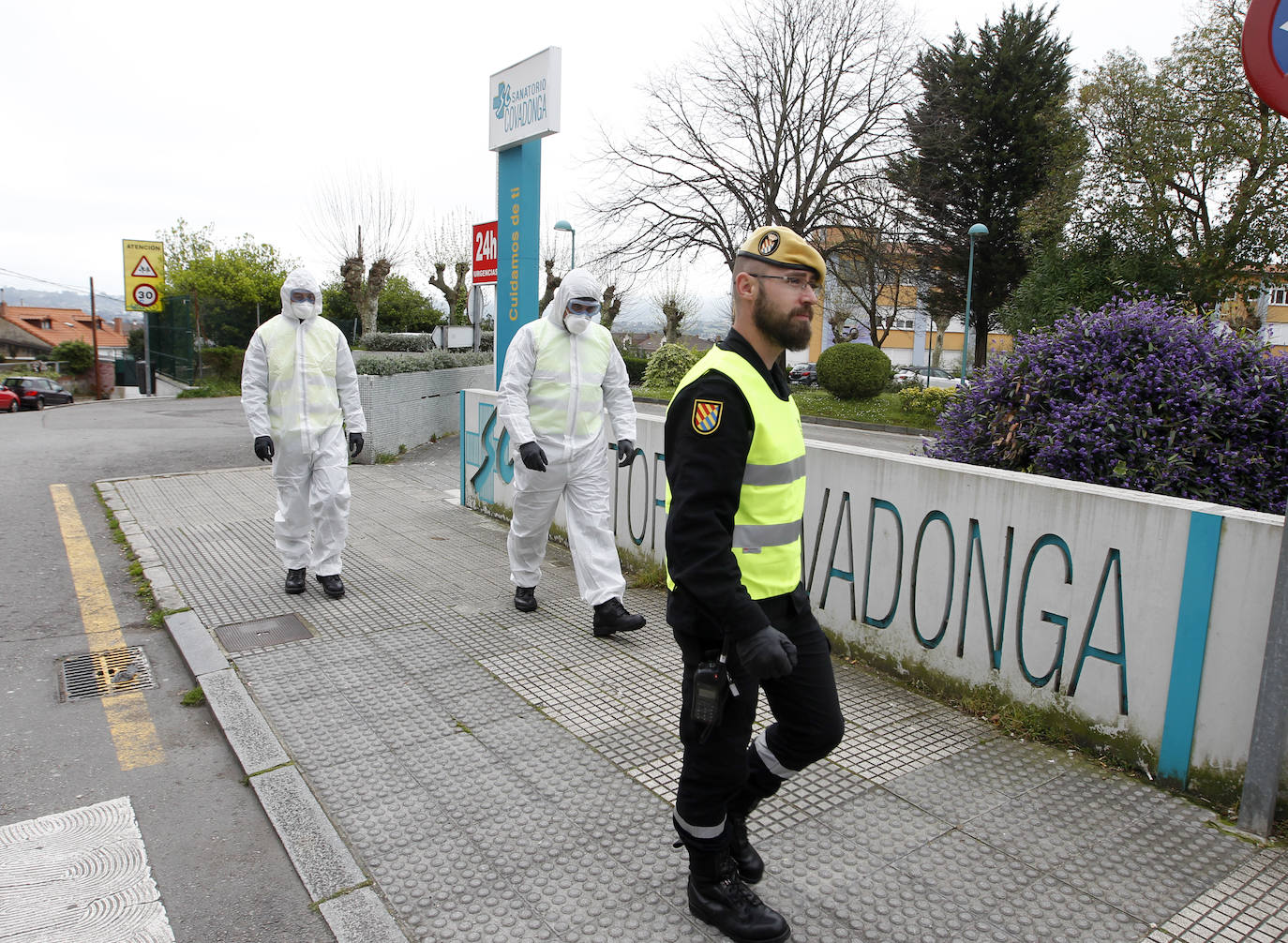 La Unidad Militar de Emergencias (UME) estuvo durante la mañana de este miércoles en el el Hospital de Cabueñes, el Hospital de Begoña y en el Sanatario Covadonga para desinfectar los entornos de los centros médicos con el objetivo de frenar la expansión del virus.