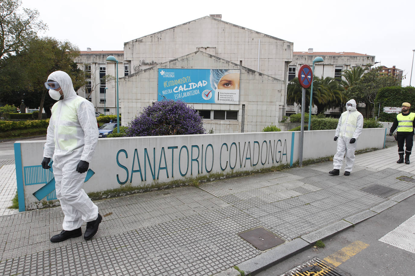 La Unidad Militar de Emergencias (UME) estuvo durante la mañana de este miércoles en el el Hospital de Cabueñes, el Hospital de Begoña y en el Sanatario Covadonga para desinfectar los entornos de los centros médicos con el objetivo de frenar la expansión del virus.