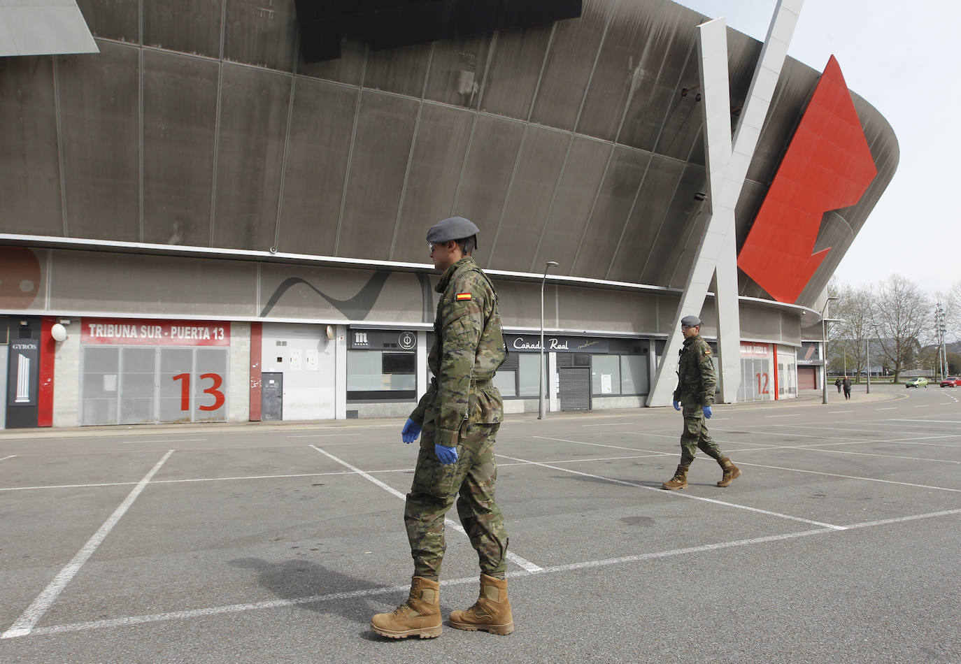 La Unidad Militar de Emergencias (UME) estuvo durante la mañana de este miércoles en el el Hospital de Cabueñes, el Hospital de Begoña y en el Sanatario Covadonga para desinfectar los entornos de los centros médicos con el objetivo de frenar la expansión del virus. El Ejército también estuvo en la zona de El Molinón y de la Plaza Mayor. 