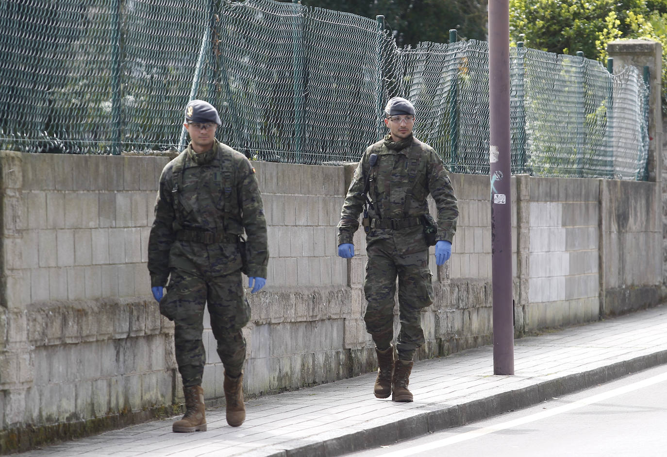 La Unidad Militar de Emergencias (UME) estuvo durante la mañana de este miércoles en el el Hospital de Cabueñes, el Hospital de Begoña y en el Sanatario Covadonga para desinfectar los entornos de los centros médicos con el objetivo de frenar la expansión del virus. El Ejército también estuvo en la zona de El Molinón y de la Plaza Mayor. 