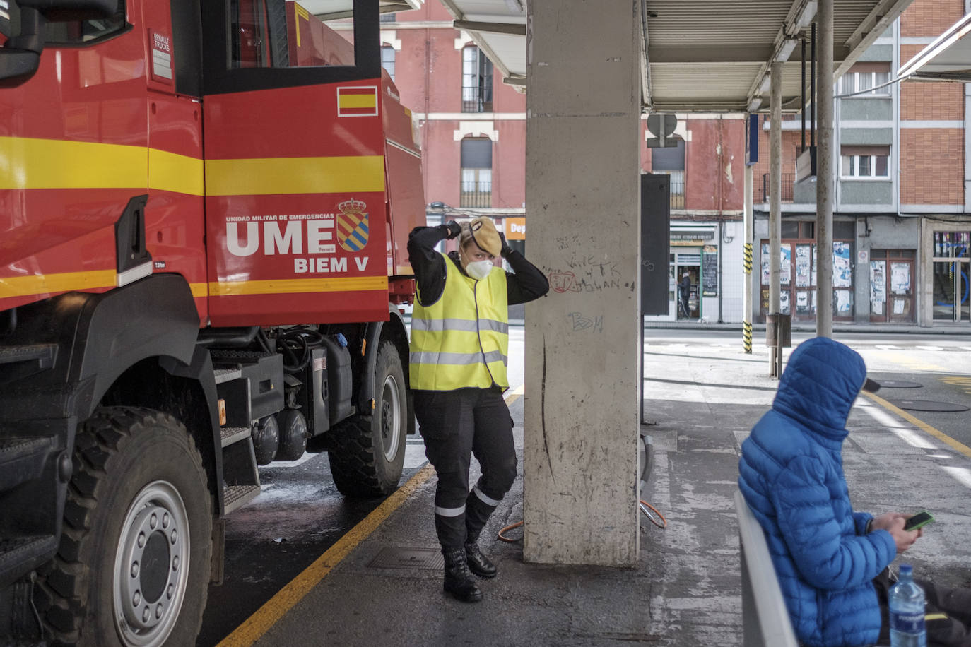 La Unidad Militar de Emergencias (UME) estuvo durante la mañana de este miércoles en el el Hospital de Cabueñes, el Hospital de Begoña y en el Sanatario Covadonga para desinfectar los entornos de los centros médicos con el objetivo de frenar la expansión del virus. El Ejército también estuvo en la zona de El Molinón y de la Plaza Mayor. 