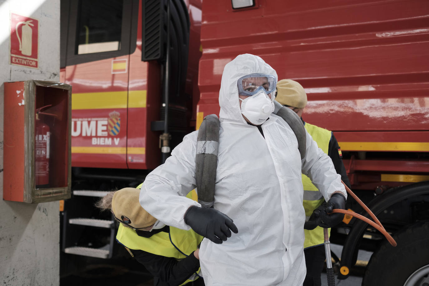 La Unidad Militar de Emergencias (UME) estuvo durante la mañana de este miércoles en el el Hospital de Cabueñes, el Hospital de Begoña y en el Sanatario Covadonga para desinfectar los entornos de los centros médicos con el objetivo de frenar la expansión del virus. El Ejército también estuvo en la zona de El Molinón y de la Plaza Mayor. 