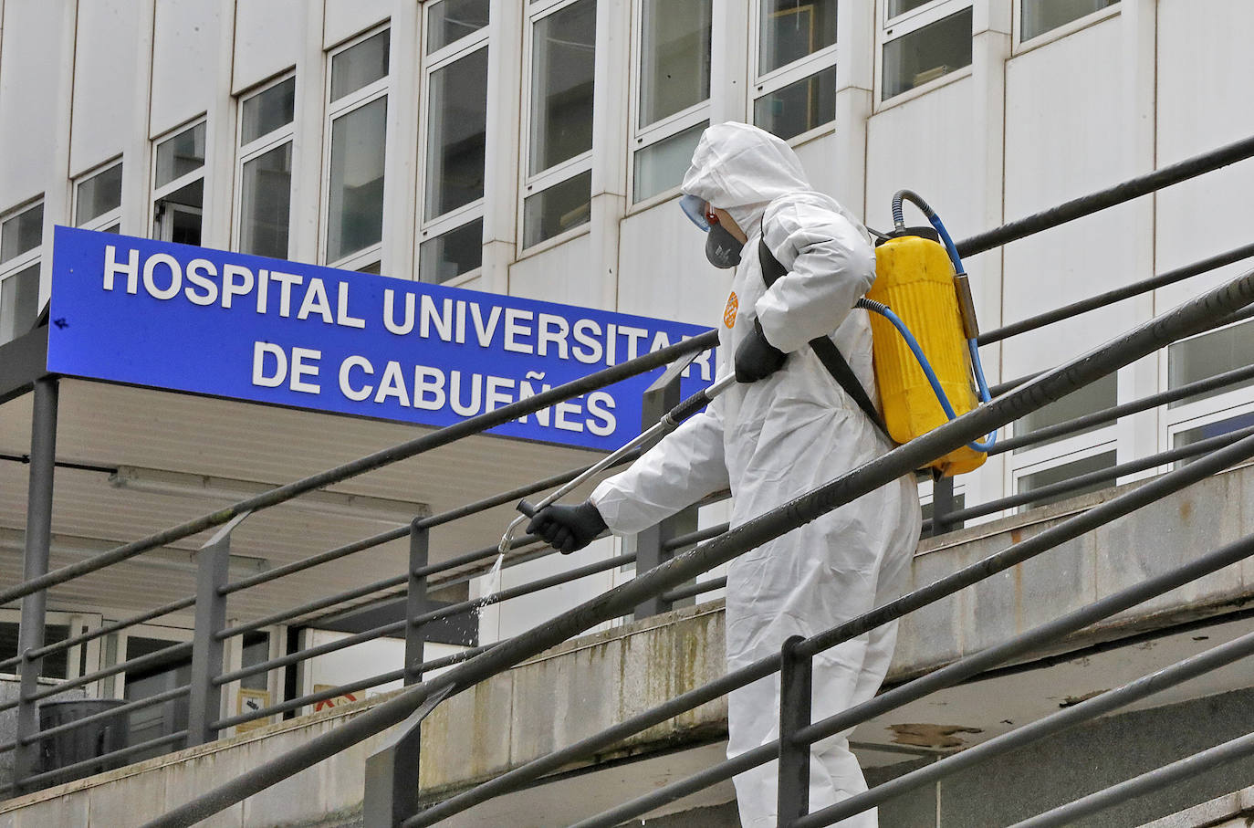 La Unidad Militar de Emergencias (UME) estuvo durante la mañana de este miércoles en el el Hospital de Cabueñes, el Hospital de Begoña y en el Sanatario Covadonga para desinfectar los entornos de los centros médicos con el objetivo de frenar la expansión del virus. El Ejército también estuvo en la zona de El Molinón y de la Plaza Mayor. 