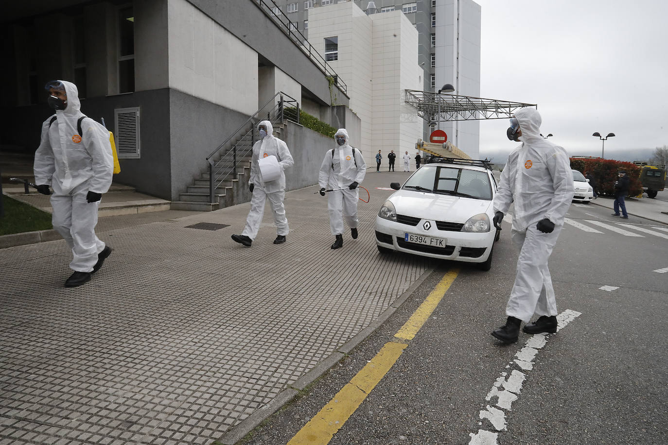 La Unidad Militar de Emergencias (UME) estuvo durante la mañana de este miércoles en el el Hospital de Cabueñes, el Hospital de Begoña y en el Sanatario Covadonga para desinfectar los entornos de los centros médicos con el objetivo de frenar la expansión del virus. El Ejército también estuvo en la zona de El Molinón y de la Plaza Mayor. 