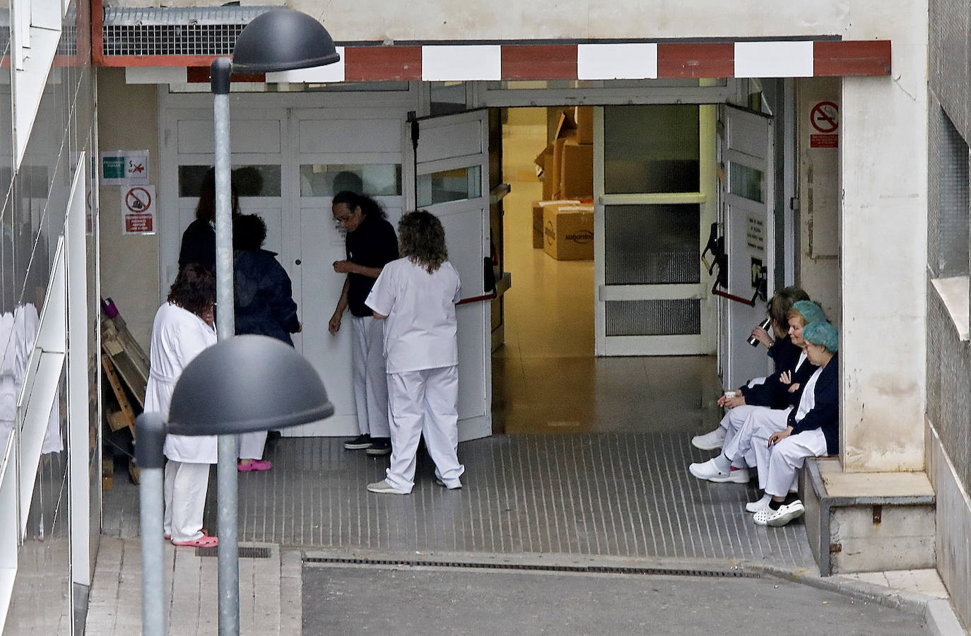 La Unidad Militar de Emergencias (UME) estuvo durante la mañana de este miércoles en el el Hospital de Cabueñes, el Hospital de Begoña y en el Sanatario Covadonga para desinfectar los entornos de los centros médicos con el objetivo de frenar la expansión del virus. El Ejército también estuvo en la zona de El Molinón y de la Plaza Mayor. 