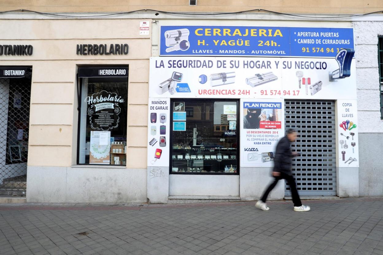 Comercios cerrados en una calle española. 