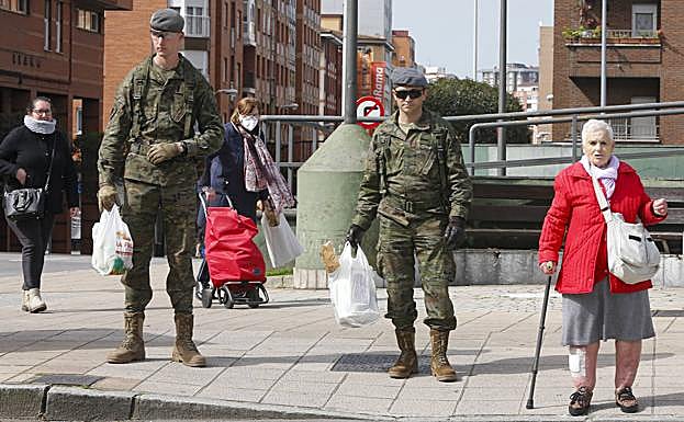 González-Longoria y Borrell, el ejemplo de los dos militares que llevaron la compra a una vecina de Gijón