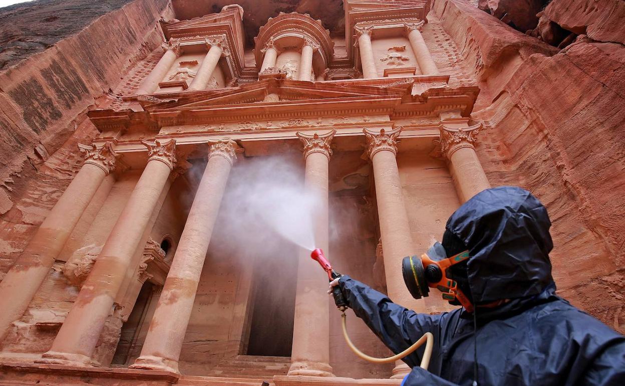 Un operario fumiga los monumentos en el yacimiento arqueológico de Petra (Jordania).