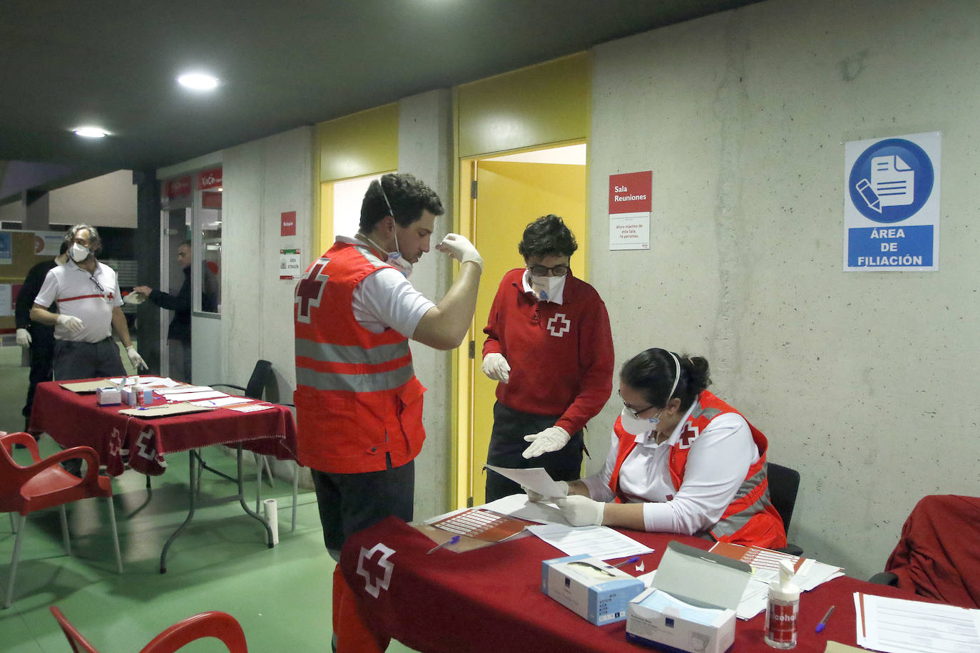 El Ayuntamiento de Gijón ha instalado cien camas en el pabellón deportivo de La Tejerona como alternativa de alojamiento para personas sin hogar durante la crisis del coronavirus. 