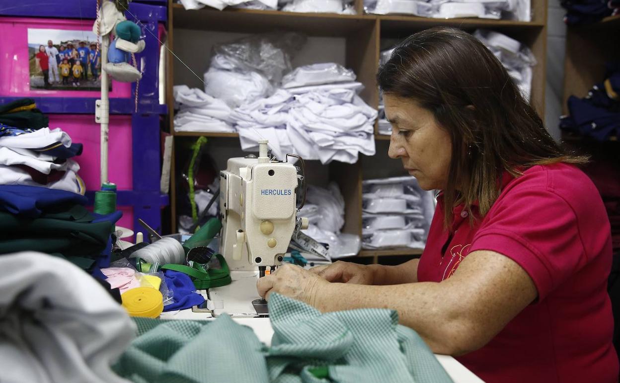Una mujer trabajando en un taller de costura.