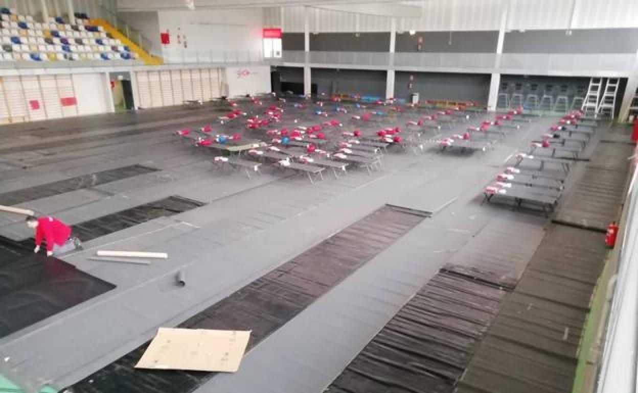 Instalación de las camas en el pabellón gijonés. 