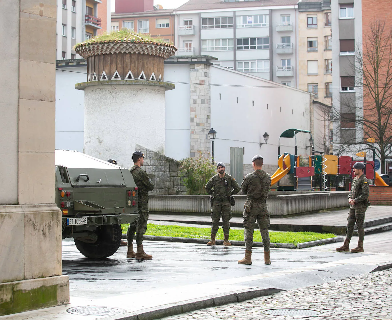 Durante este viernes en las calles de Gijón y de Pola de Siero se desplegaron miembros de la BRILAT realizando labores de control. 