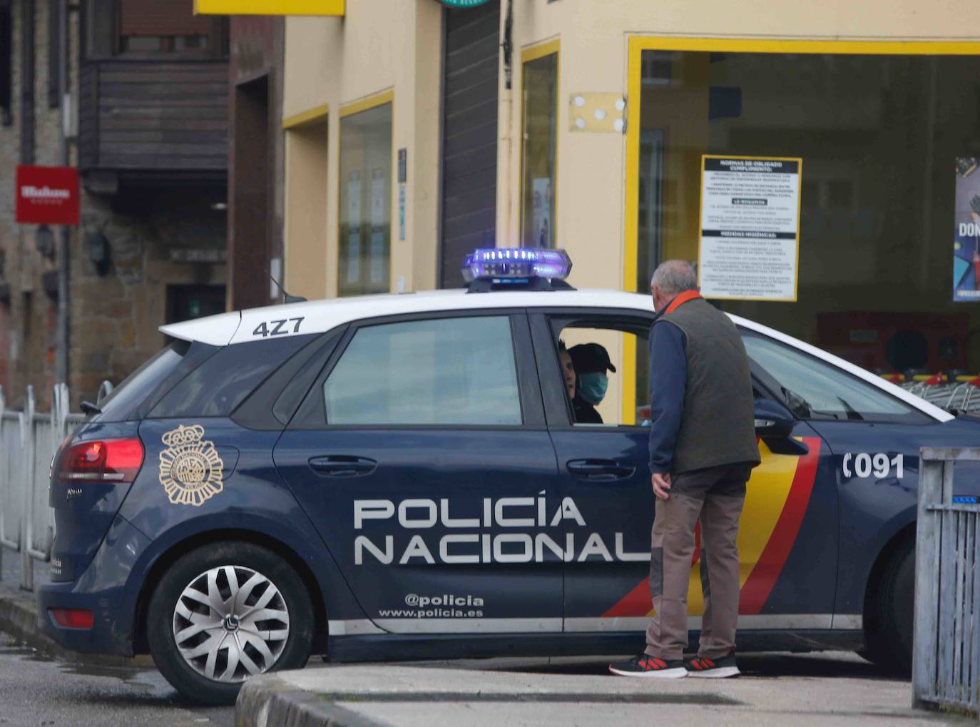 En el séptimo día de confinamiento, la mayoría de los asturianos ha respetado el Estado de Alarma, aunque los agentes de policía todavía siguen encontrando algún despistado. La mayor parte de los desplazamientos se realizan por motivos de trabajo o para realizar compras. 