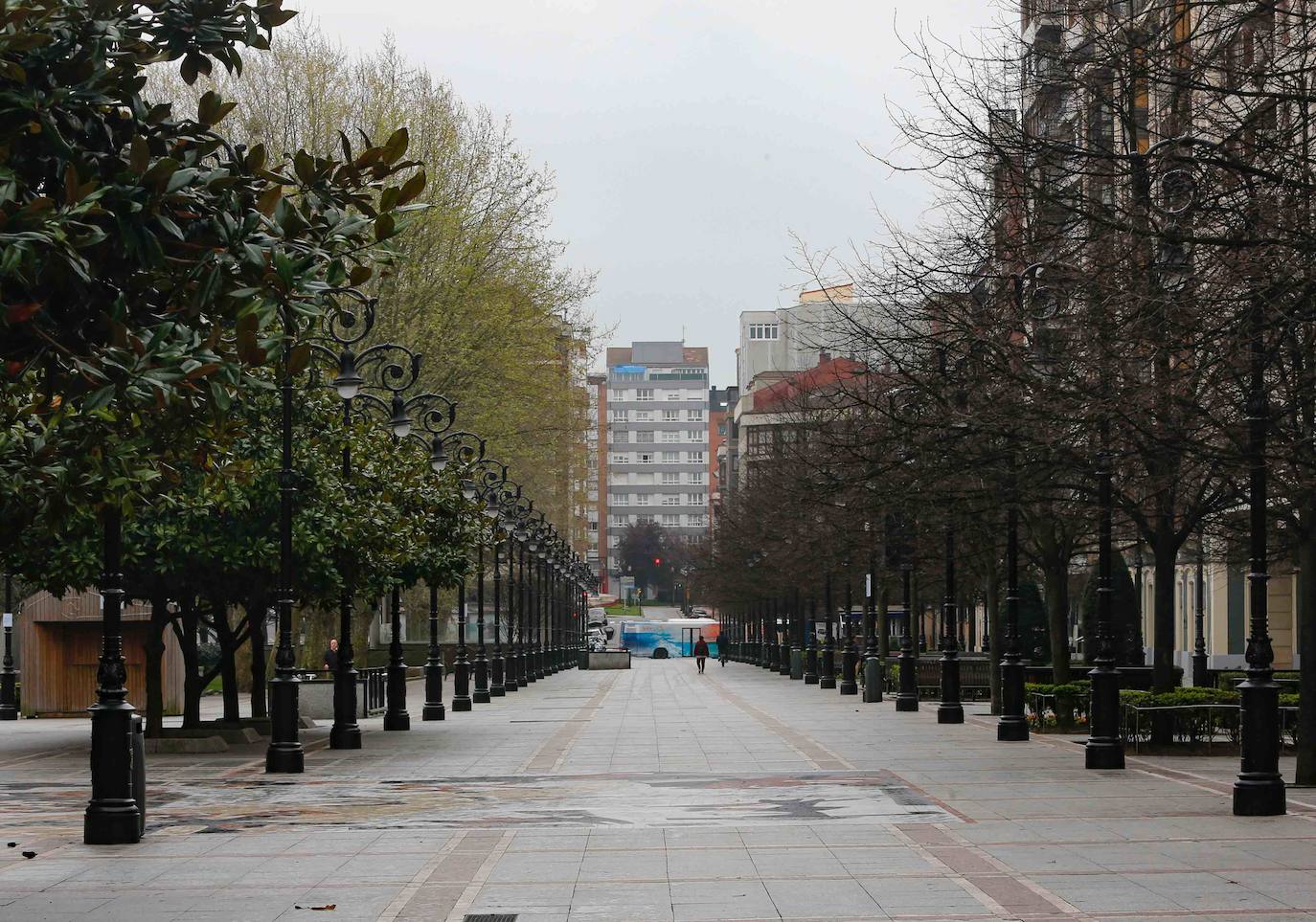 En el séptimo día de confinamiento, la mayoría de los asturianos ha respetado el Estado de Alarma, aunque los agentes de policía todavía siguen encontrando algún despistado. La mayor parte de los desplazamientos se realizan por motivos de trabajo o para realizar compras. 