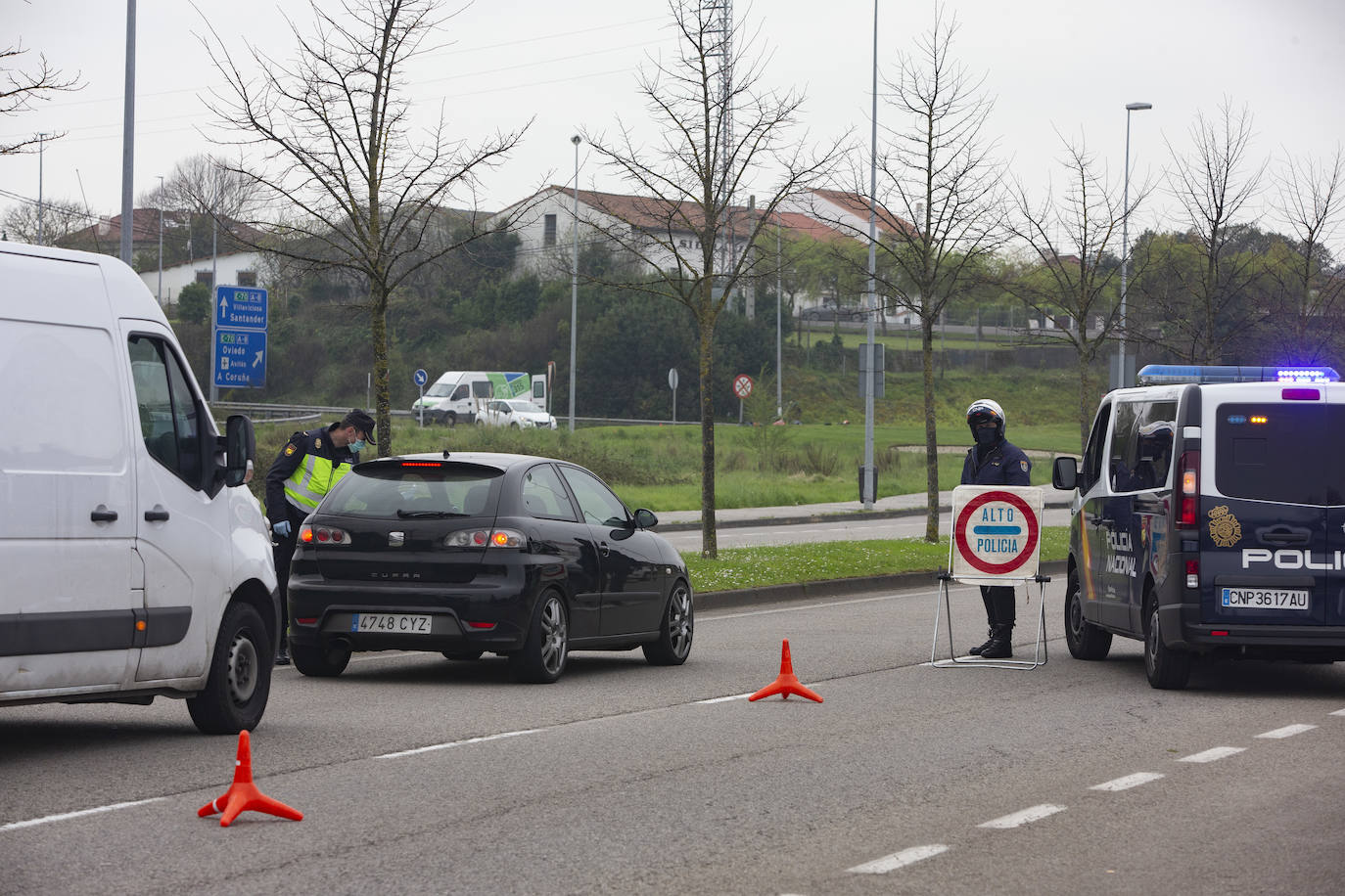 En el séptimo día de confinamiento, la mayoría de los asturianos ha respetado el Estado de Alarma, aunque los agentes de policía todavía siguen encontrando algún despistado. La mayor parte de los desplazamientos se realizan por motivos de trabajo o para realizar compras. 