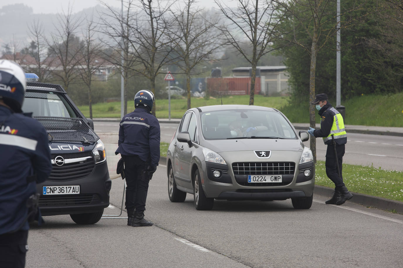 En el séptimo día de confinamiento, la mayoría de los asturianos ha respetado el Estado de Alarma, aunque los agentes de policía todavía siguen encontrando algún despistado. La mayor parte de los desplazamientos se realizan por motivos de trabajo o para realizar compras. 