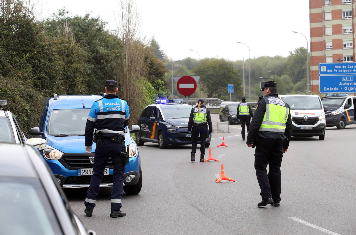 En el séptimo día de confinamiento, la mayoría de los asturianos ha respetado el Estado de Alarma, aunque los agentes de policía todavía siguen encontrando algún despistado. La mayor parte de los desplazamientos se realizan por motivos de trabajo o para realizar compras. 