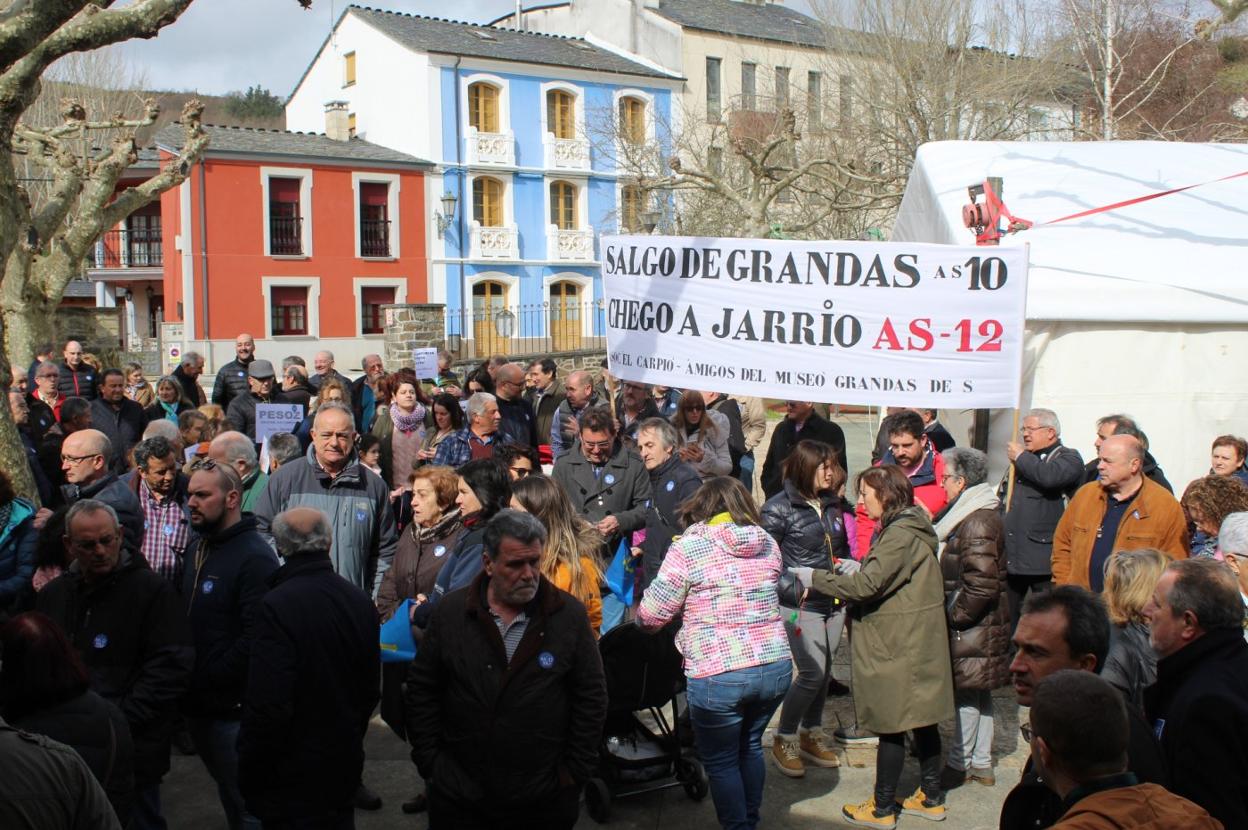 Buena parte de los manifestantes, durante la protesta celebrada en Grandas el 1 de marzo. 