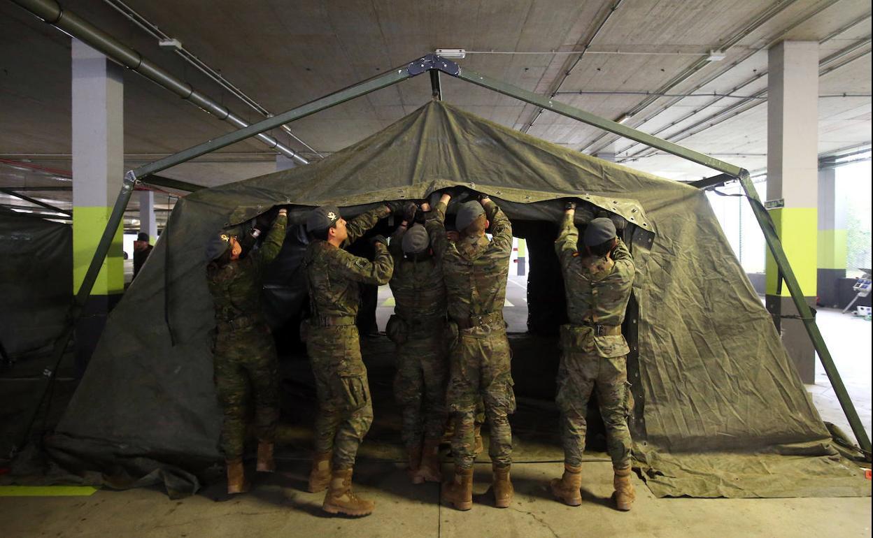 Instalación de los puestos de campaña en el HUCA. 