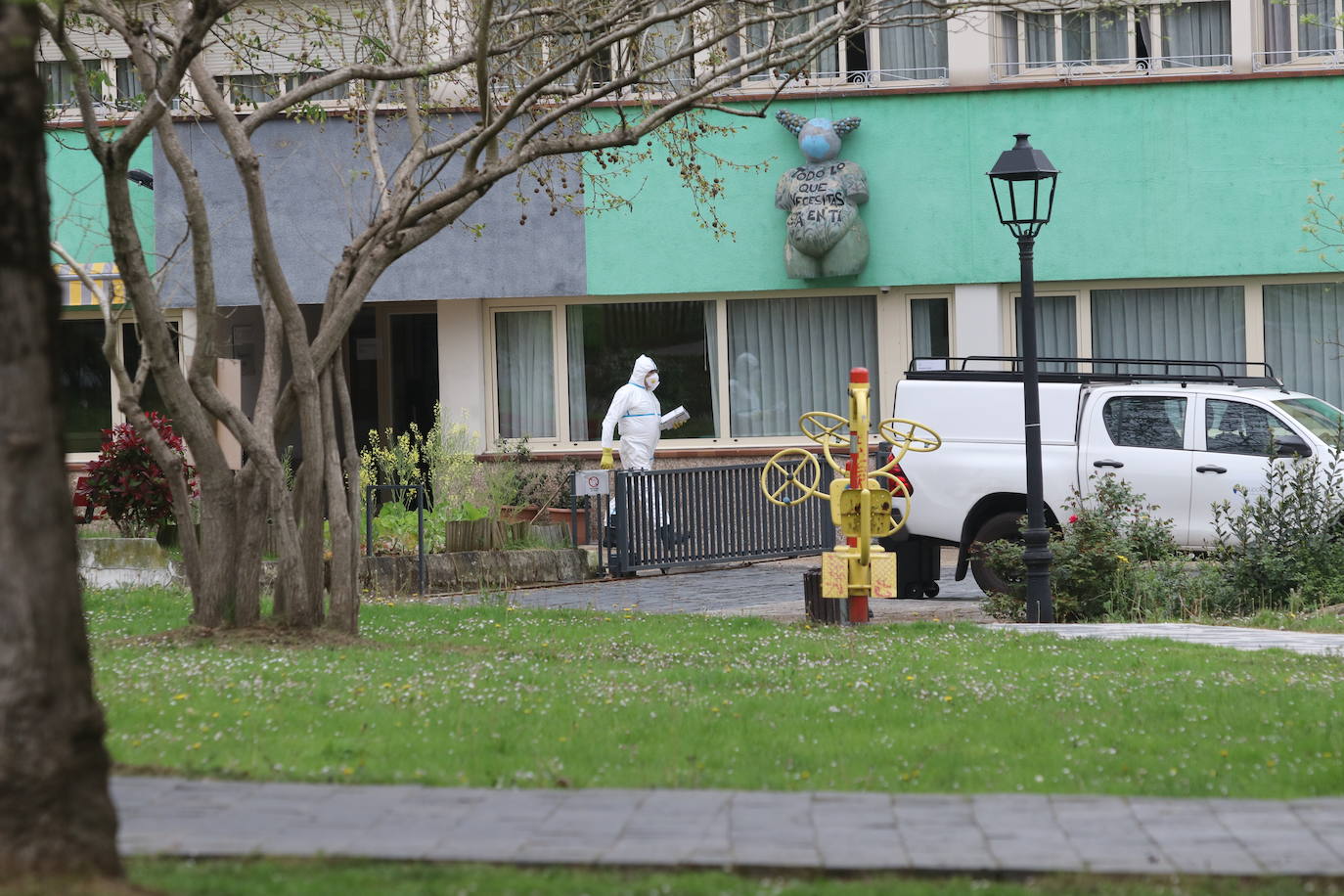 La residencia de mayores de Grado es uno de los focos del coronavirus en Asturias. En este equipamiento público se han registrado más de veinte positivos y una usuaria afectada ha fallecido.