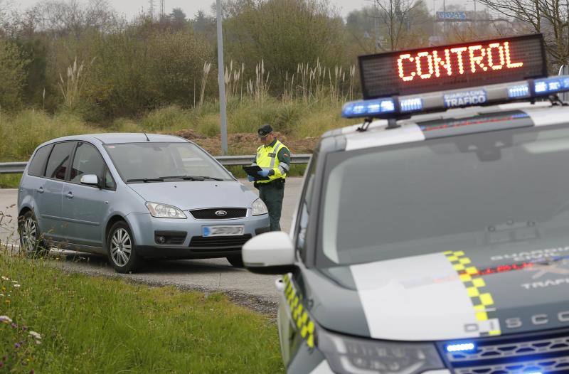 Las restricciones de circulación a raíz del Estado de Alarma son muy específicas: solo se puede salir por los motivos autorizados y el conductor no puede ir acompañado. Las Fuerzas y Cuerpos de Seguridad del Estado han realizado controles durante esta sábado para asegurarse del cumplimiento de las normas. 