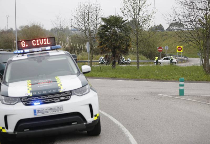 Las restricciones de circulación a raíz del Estado de Alarma son muy específicas: solo se puede salir por los motivos autorizados y el conductor no puede ir acompañado. Las Fuerzas y Cuerpos de Seguridad del Estado han realizado controles durante esta sábado para asegurarse del cumplimiento de las normas. 