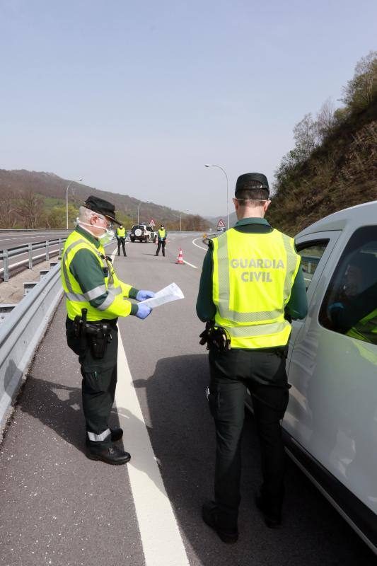 Las restricciones de circulación a raíz del Estado de Alarma son muy específicas: solo se puede salir por los motivos autorizados y el conductor no puede ir acompañado. Las Fuerzas y Cuerpos de Seguridad del Estado han realizado controles durante esta sábado para asegurarse del cumplimiento de las normas. 