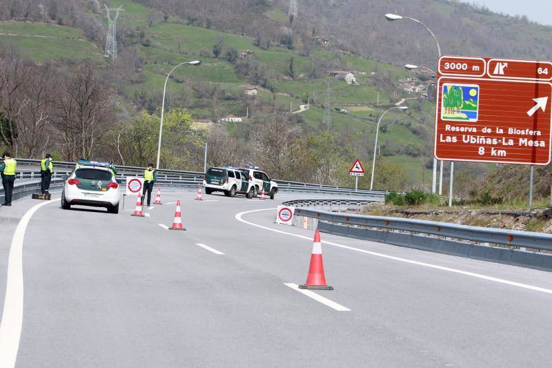 Las restricciones de circulación a raíz del Estado de Alarma son muy específicas: solo se puede salir por los motivos autorizados y el conductor no puede ir acompañado. Las Fuerzas y Cuerpos de Seguridad del Estado han realizado controles durante esta sábado para asegurarse del cumplimiento de las normas. 