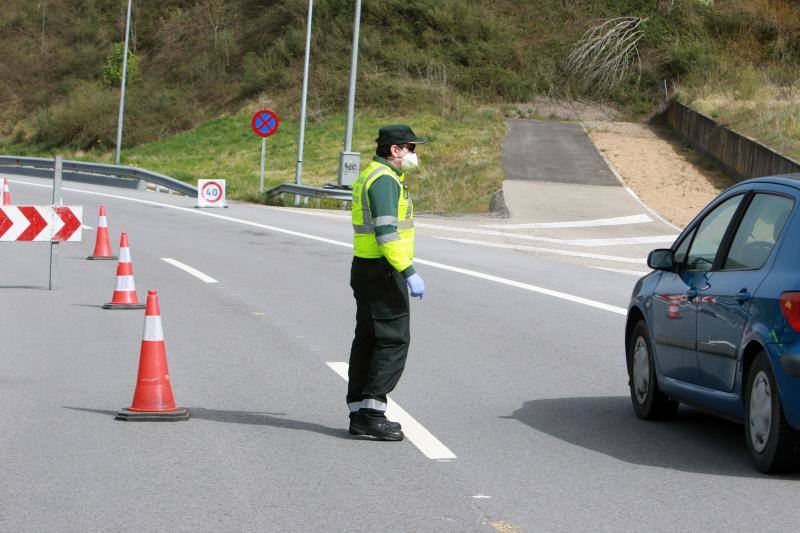 Las restricciones de circulación a raíz del Estado de Alarma son muy específicas: solo se puede salir por los motivos autorizados y el conductor no puede ir acompañado. Las Fuerzas y Cuerpos de Seguridad del Estado han realizado controles durante esta sábado para asegurarse del cumplimiento de las normas. 