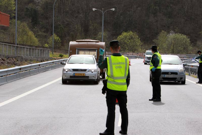 Las restricciones de circulación a raíz del Estado de Alarma son muy específicas: solo se puede salir por los motivos autorizados y el conductor no puede ir acompañado. Las Fuerzas y Cuerpos de Seguridad del Estado han realizado controles durante esta sábado para asegurarse del cumplimiento de las normas. 