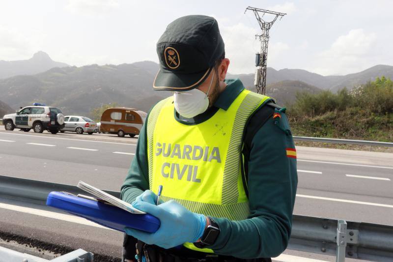 Las restricciones de circulación a raíz del Estado de Alarma son muy específicas: solo se puede salir por los motivos autorizados y el conductor no puede ir acompañado. Las Fuerzas y Cuerpos de Seguridad del Estado han realizado controles durante esta sábado para asegurarse del cumplimiento de las normas. 