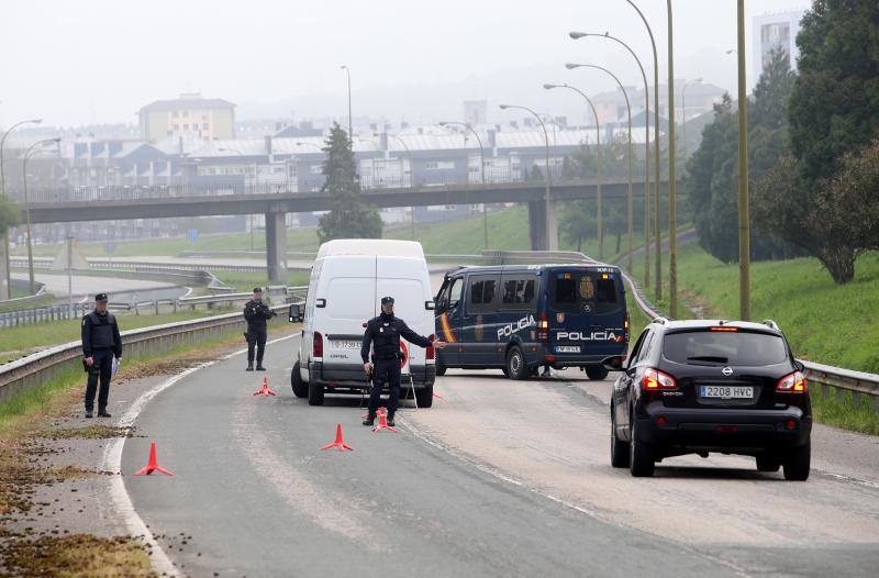 Las restricciones de circulación a raíz del Estado de Alarma son muy específicas: solo se puede salir por los motivos autorizados y el conductor no puede ir acompañado. Las Fuerzas y Cuerpos de Seguridad del Estado han realizado controles durante esta sábado para asegurarse del cumplimiento de las normas. 