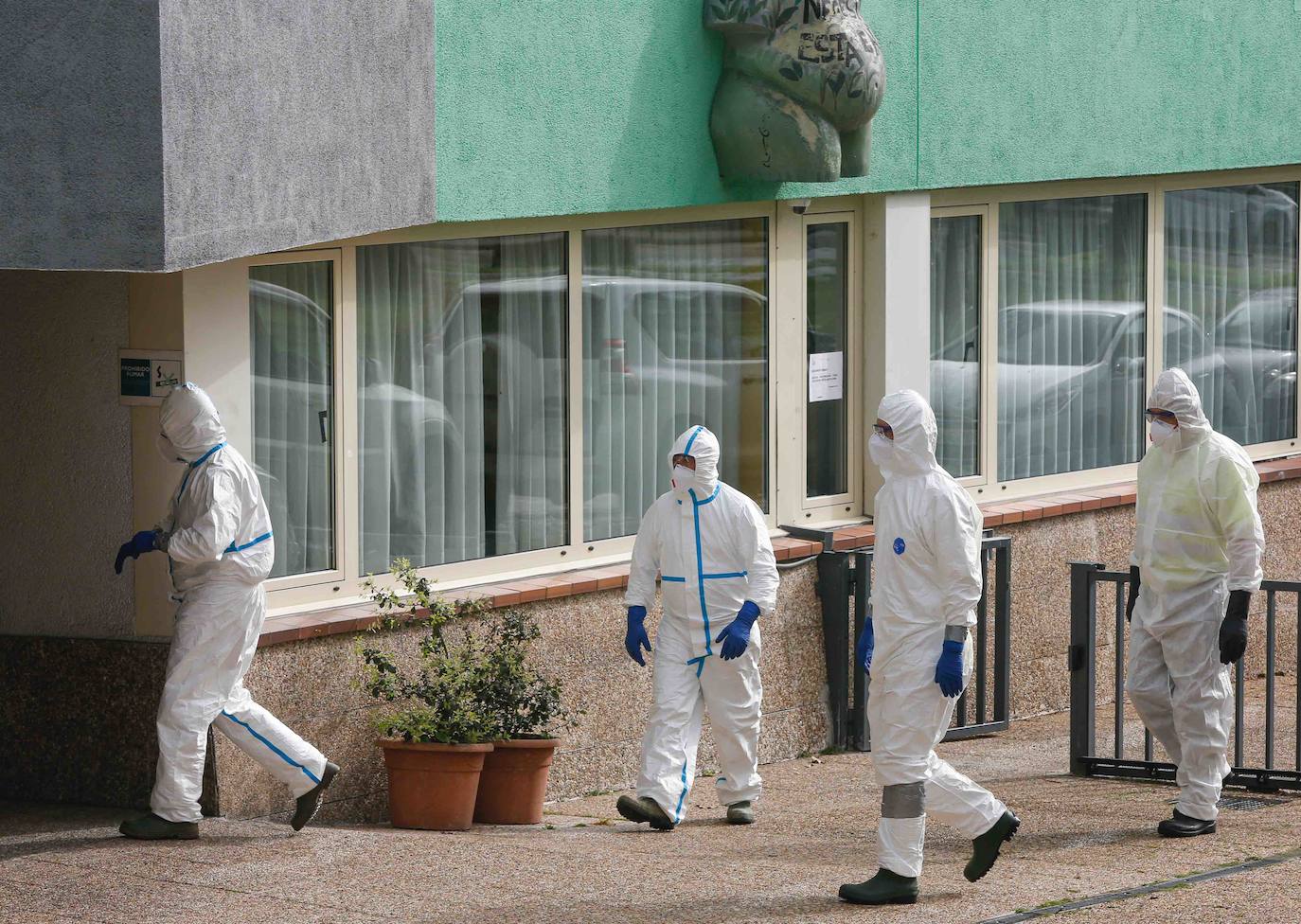 Trabajadores y personal de Tragsa desinfectan las instalaciones de la residencia del ERA en Grado.