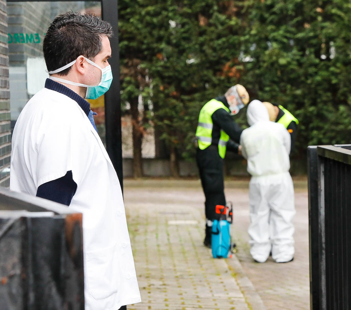Noventa miembros de la Unidad Militar de Emergencias (UME) centran sus esfuerzos este sábado en la desinfección y limpieza de varios centros de salud de Asturias para prevenir la expansión del coroavirus. 