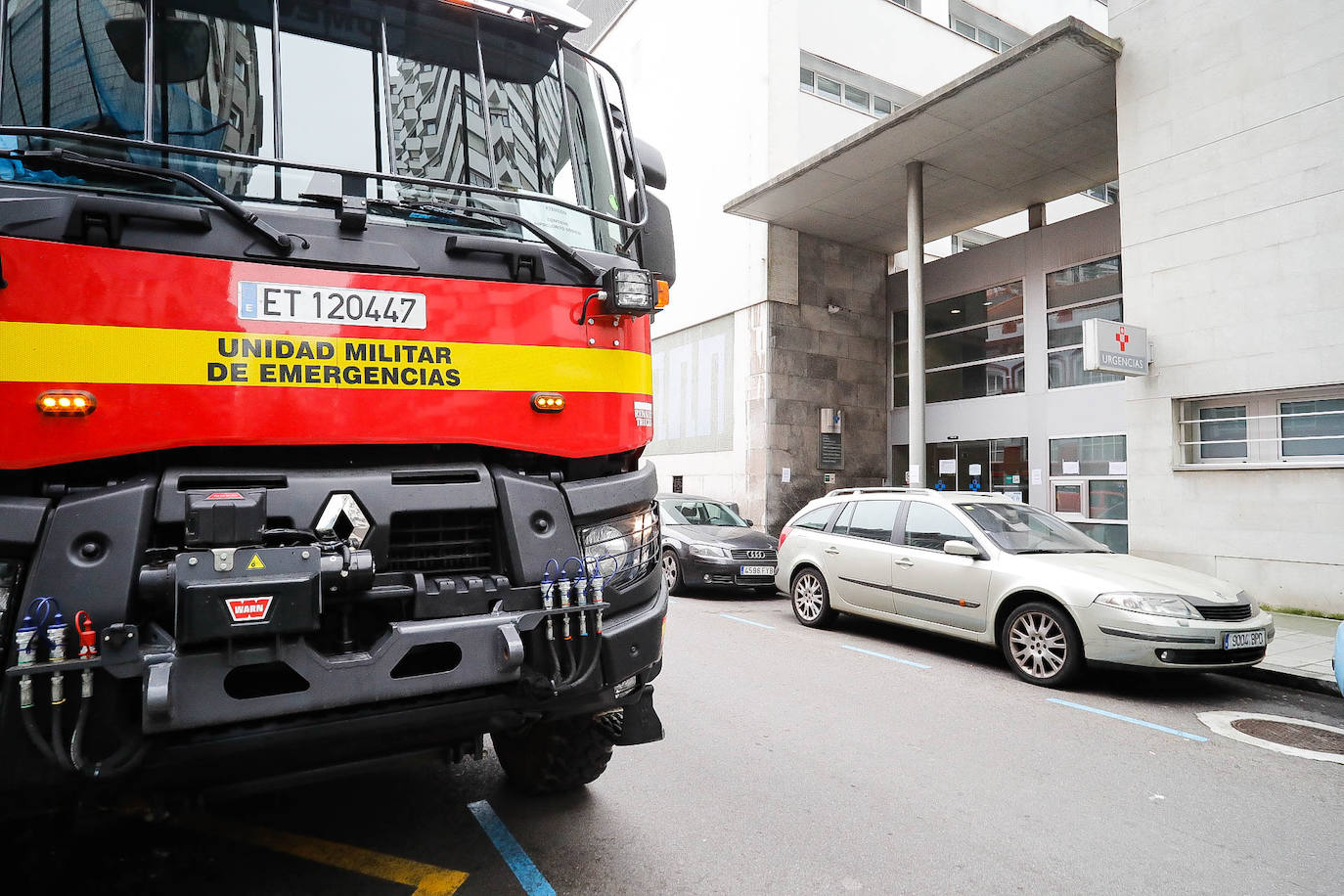 Noventa miembros de la Unidad Militar de Emergencias (UME) centran sus esfuerzos este sábado en la desinfección y limpieza de varios centros de salud de Asturias para prevenir la expansión del coroavirus. 