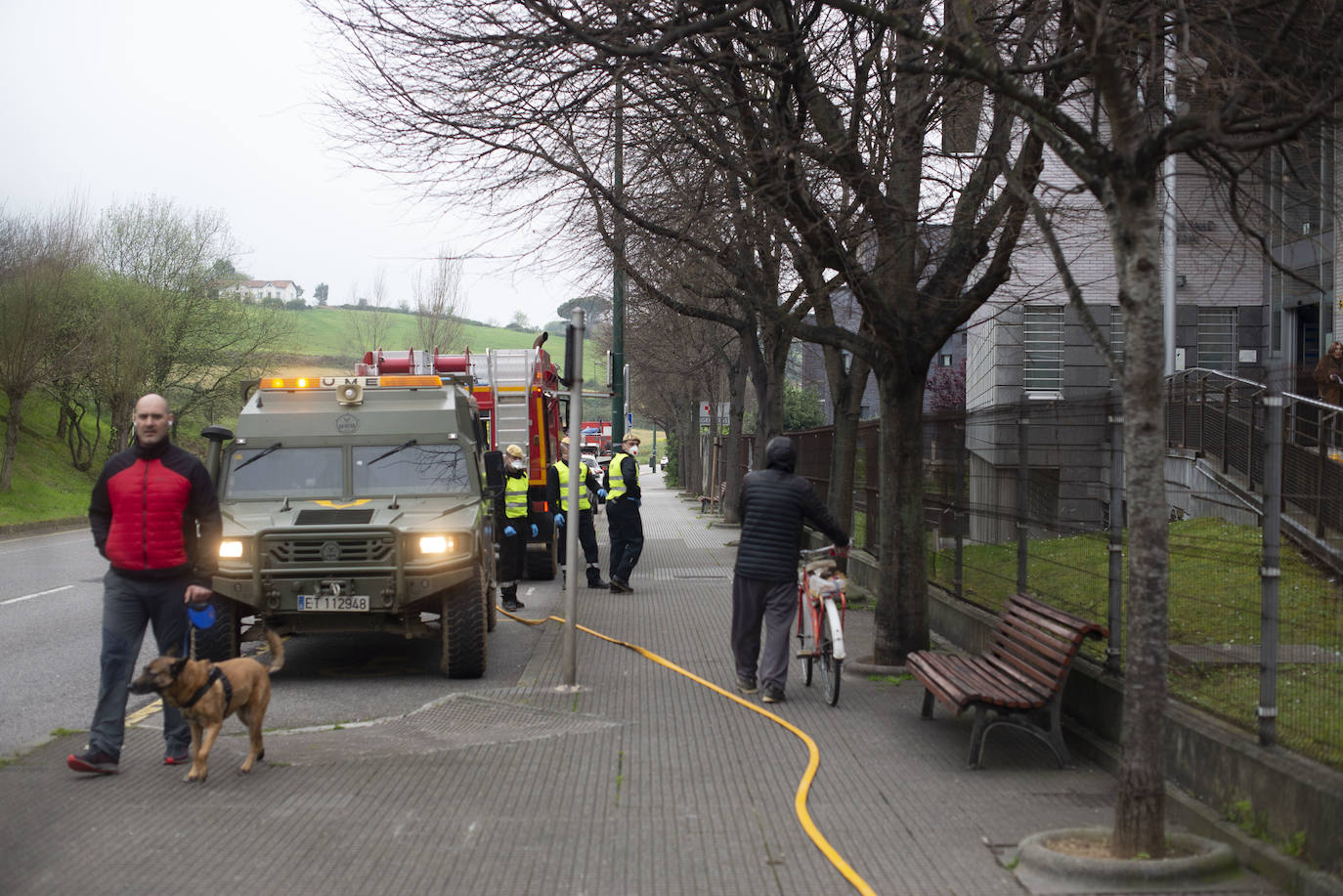 Noventa miembros de la Unidad Militar de Emergencias (UME) centran sus esfuerzos este sábado en la desinfección y limpieza de varios centros de salud de Asturias para prevenir la expansión del coroavirus. 