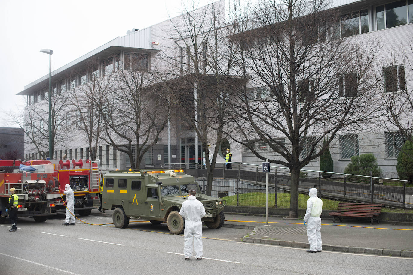 Noventa miembros de la Unidad Militar de Emergencias (UME) centran sus esfuerzos este sábado en la desinfección y limpieza de varios centros de salud de Asturias para prevenir la expansión del coroavirus. 