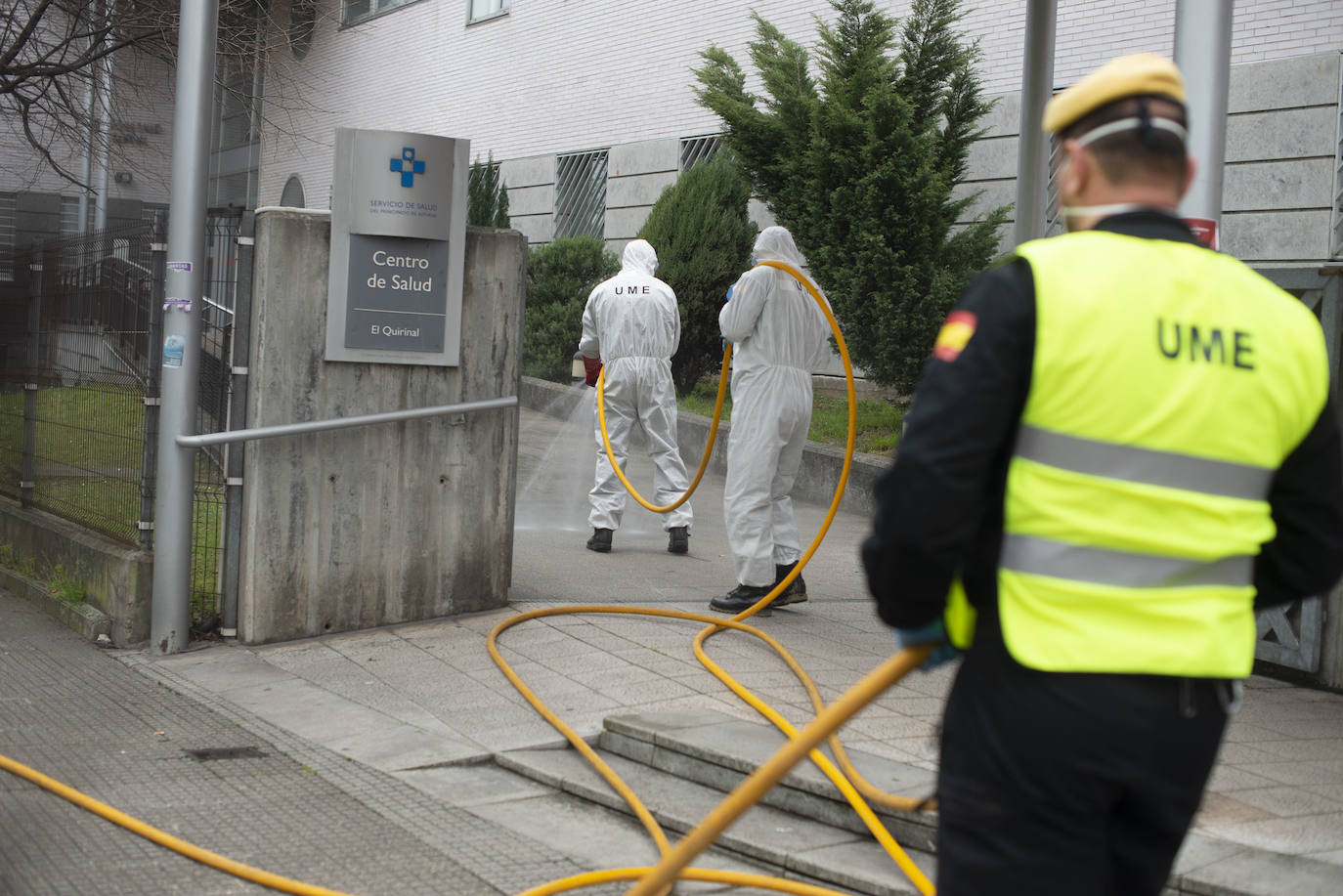 Noventa miembros de la Unidad Militar de Emergencias (UME) centran sus esfuerzos este sábado en la desinfección y limpieza de varios centros de salud de Asturias para prevenir la expansión del coroavirus. 