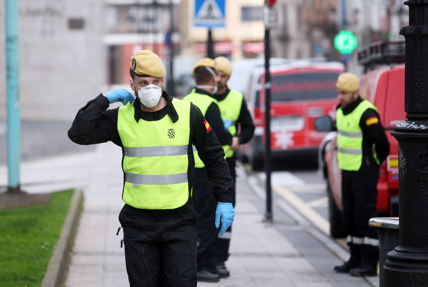 Noventa miembros de la Unidad Militar de Emergencias (UME) centran sus esfuerzos este sábado en la desinfección y limpieza de varios centros de salud de Asturias para prevenir la expansión del coroavirus. 