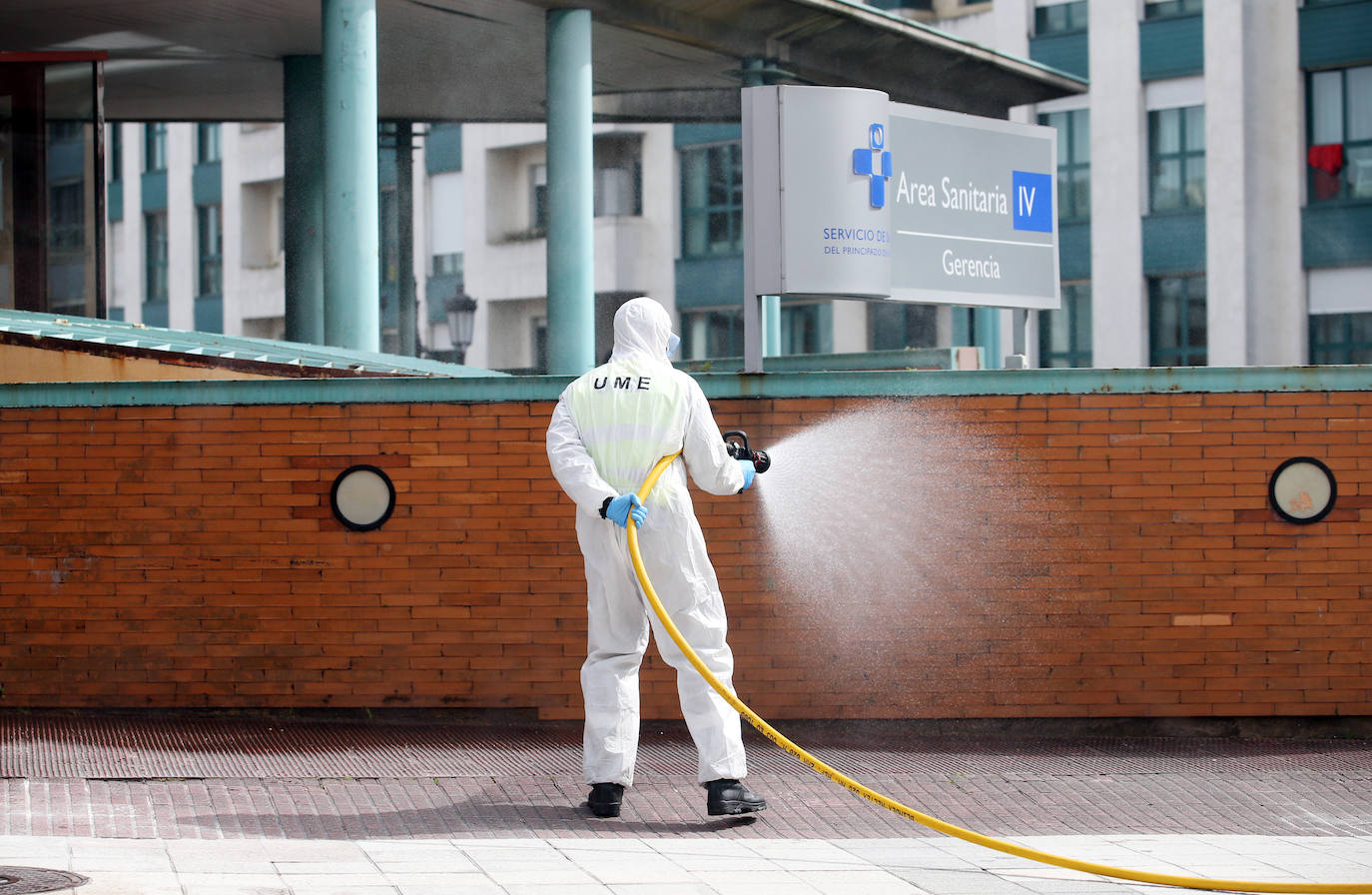 Noventa miembros de la Unidad Militar de Emergencias (UME) centran sus esfuerzos este sábado en la desinfección y limpieza de varios centros de salud de Asturias para prevenir la expansión del coroavirus. 