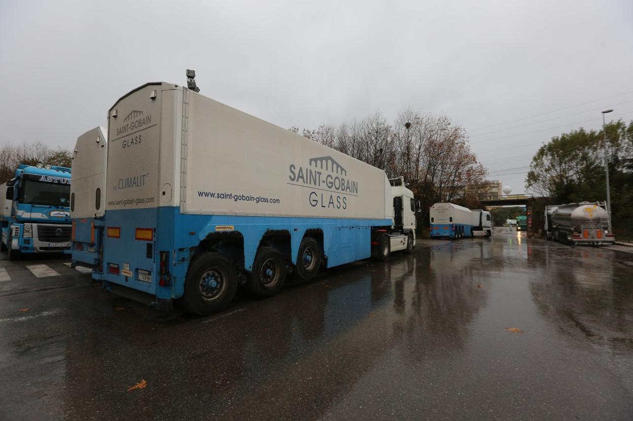 Varios camiones de Saint-Gobain, en el acceso a la factoría de Avilés. 