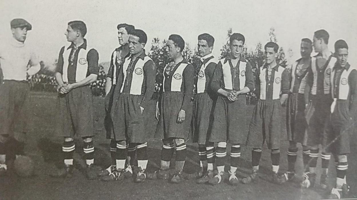 El Stadium de la temporada 1924-25 con la reciente elástica blanquiazul. De izquierda a derecha: Vicente Paredes, Ramón Ralla hijo, José García, Lisardo Arias, Ñico Miranda, Víctor Núñez, Armando Álvarez, Abdon García, Carlos Rodríguez, Fernando Viña y Manuel Chon