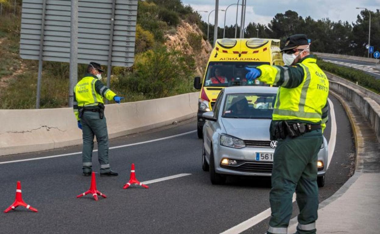 La Guardia Civil efectúa un control en una autovía de Palma,