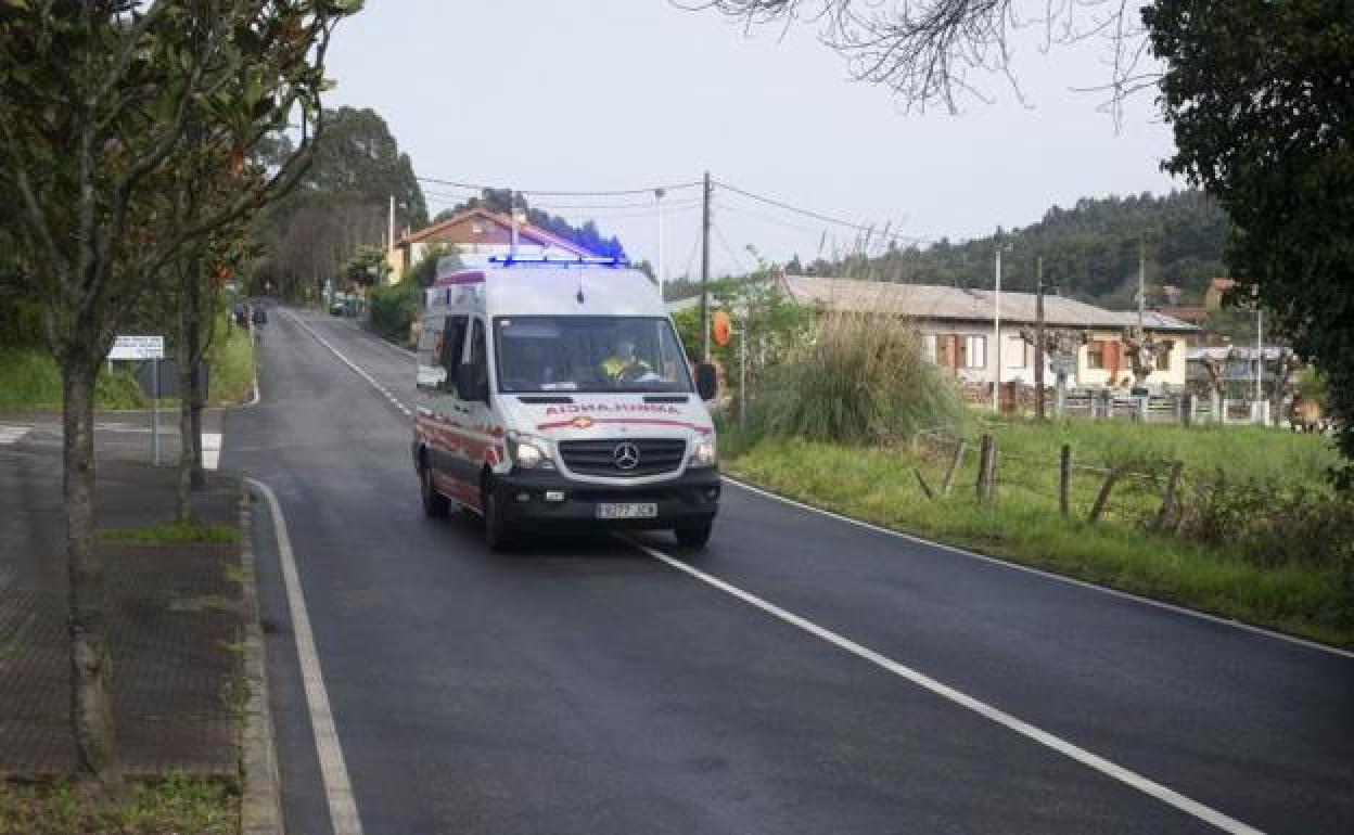 Una ambulancia sale de la residencia de mayores El Villar de Piedras Blancas.