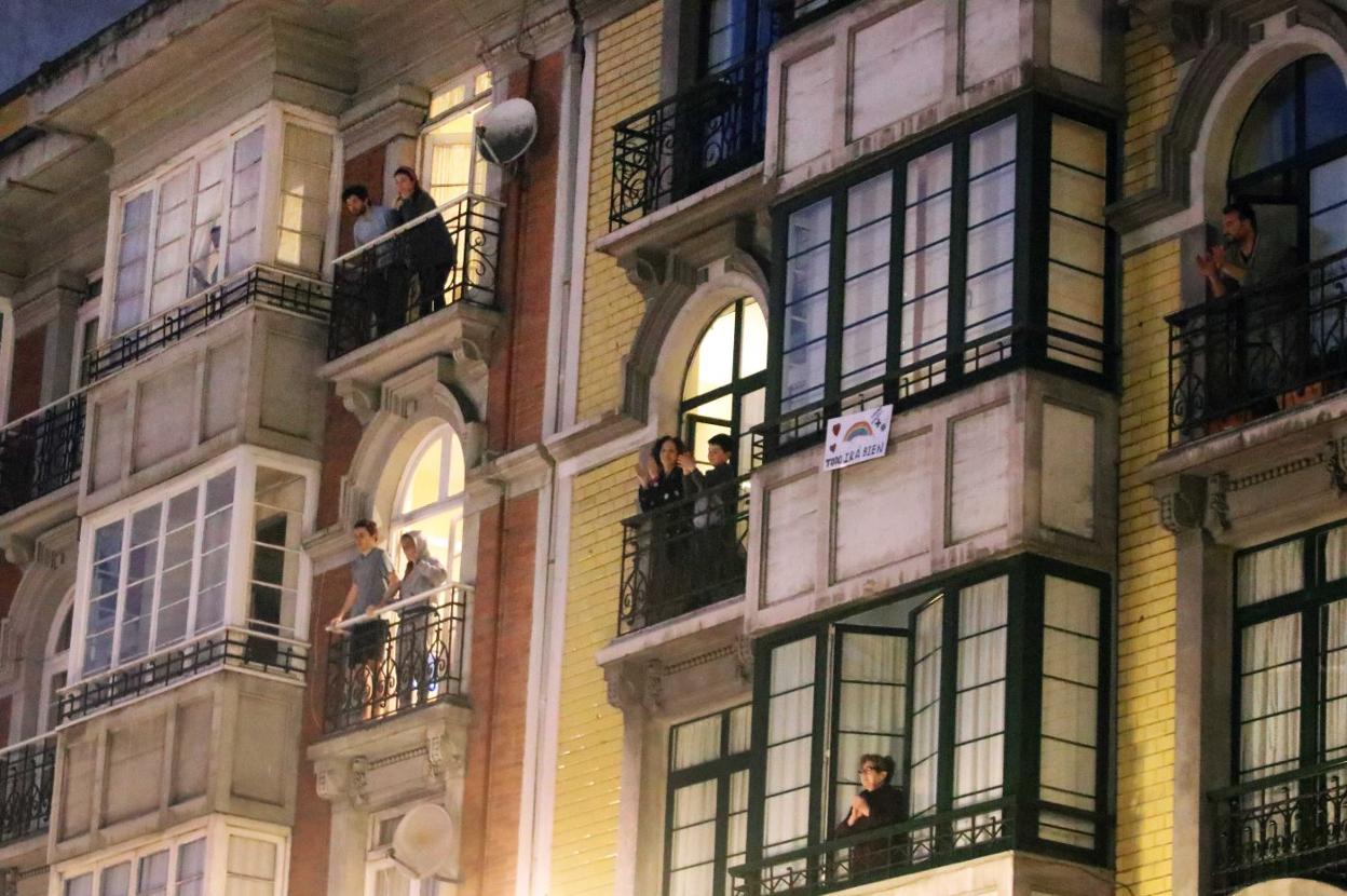 Vecinos de la avenida de Galicia, a la hora de los aplausos. 